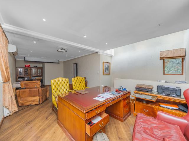 9 Bedroom House For Sale in Waterkloof Ridge