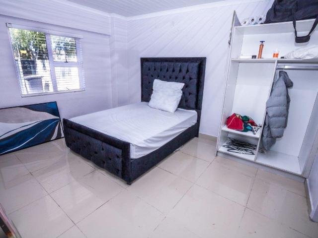 9 Bedroom House For Sale in Table View