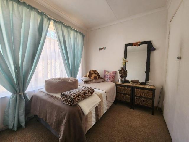 9 Bedroom House For Sale in Tulisa Park