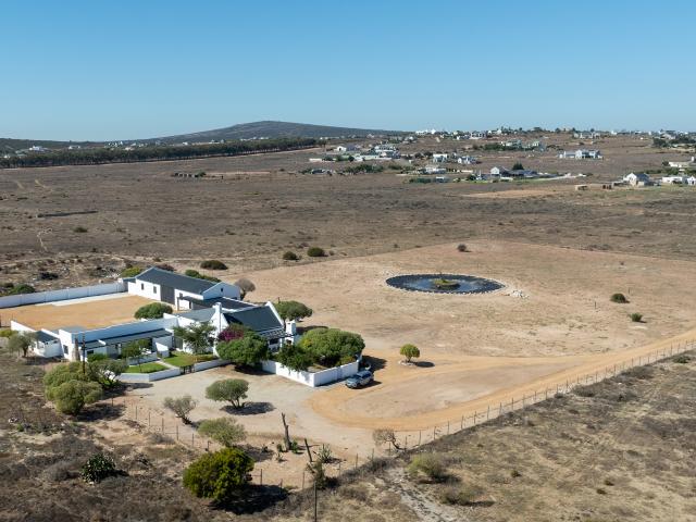 9 Bedroom House in Long Acres