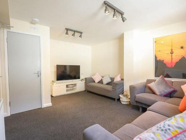 9 bedroom house to rent