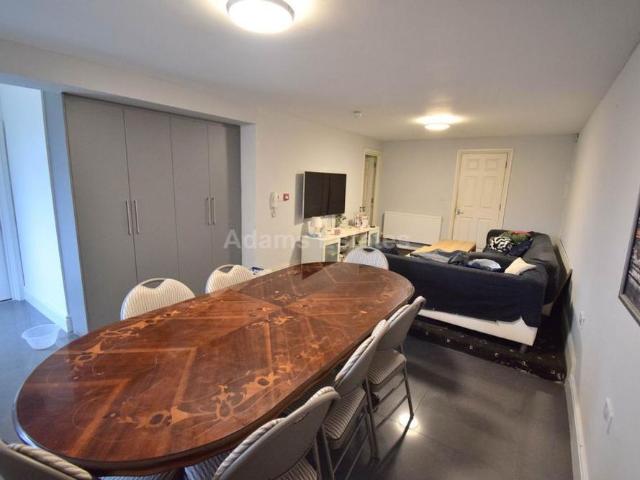 9 bedroom semi detached house to rent