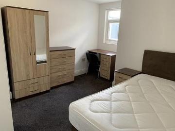 9 bedroom semi detached house to rent