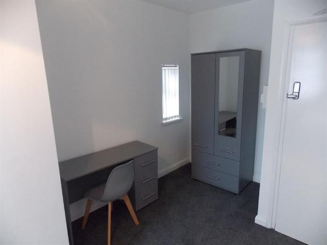 9 bedroom private hall to rent