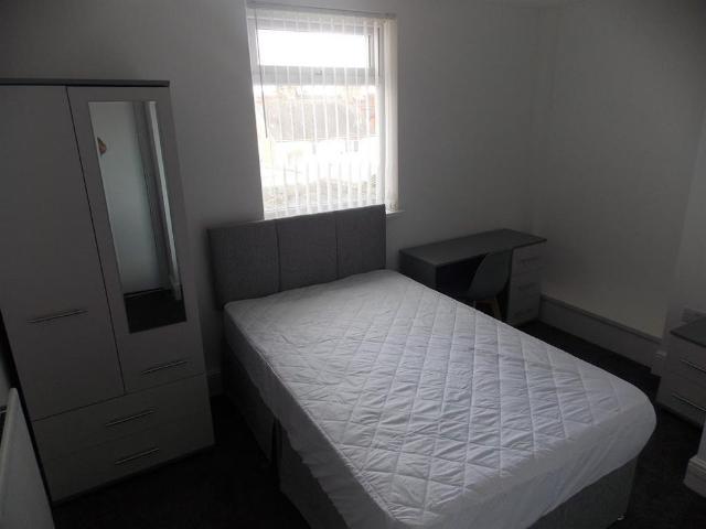 9 bedroom private hall to rent