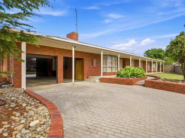 9 BEDROOM ROOMING HOUSE WITH POOL FOR RENT WHOLE PROPERTY