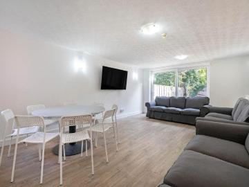 9 bedroom terraced house to rent