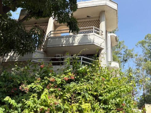 9 BHK Villa in Preet Vihar for resale New Delhi. The reference number is 21249318