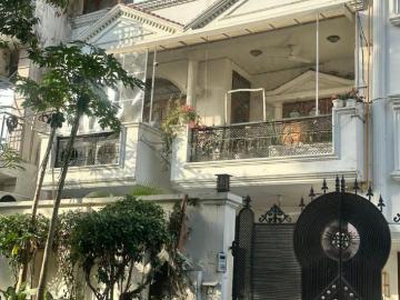 9 BHK Independent House in Janakpuri for resale New Delhi. The reference number is 19972984