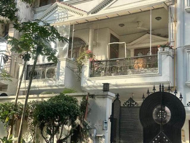 9 BHK Independent House in Janakpuri for resale New Delhi. The reference number is 19972984