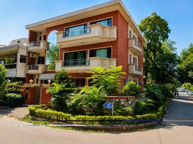 9 BHK Independent House in Sector 10 for resale Chandigarh. The reference number is 20645902