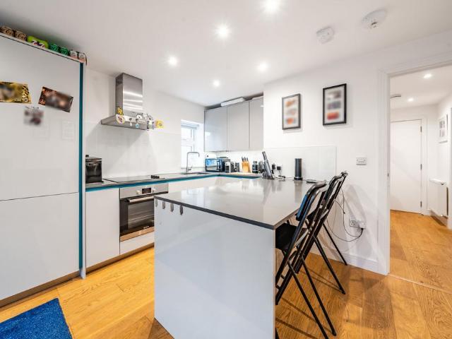 9 Campbell Road, Weybridge, Surrey, KT13 2 bed flat to rent £1,750 pcm £404 pw