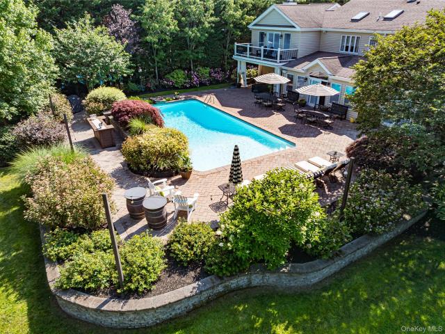 9 Crick Holly Lane