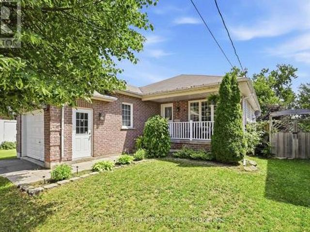 9 Durham Street W, Kawartha Lakes Lindsay, ON, K9V 2P3 house for sale | Listing ID X13608 | Royal LePage