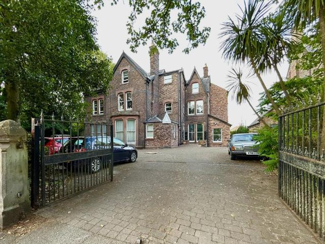 9 Elmsley Road, Mossley Hill, 3 bed flat to rent £1,350 pcm £312 pw