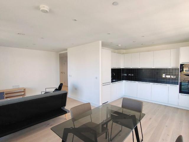 9 Escapade Place, London E14, 2 bed flat to rent, £3,000 pcm | PrimeLocation