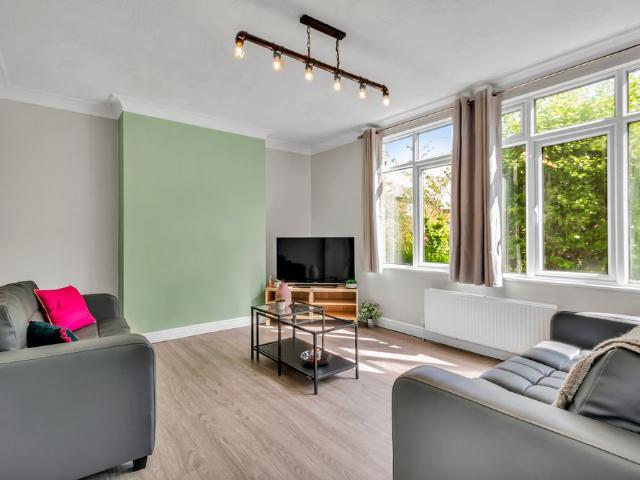 9 HEADINGLEY CRESCENT Leeds LS6 3EH
