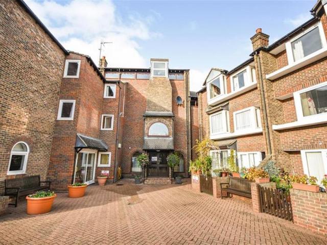 9 Hedingham Place, Spring Way CO9 1 bed retirement property to rent £995 pcm £230 pw