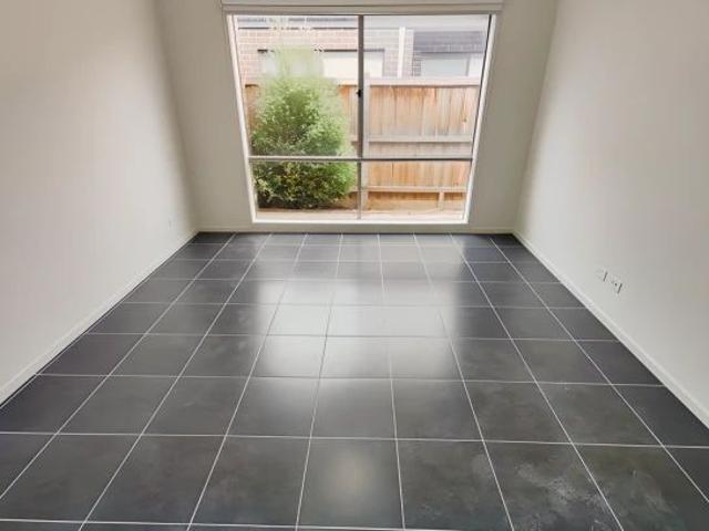 9 Jamaica St, Point Cook, Melbourne