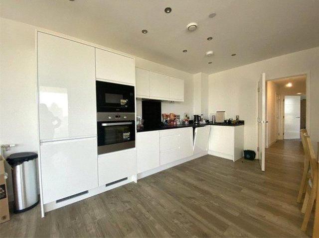 9 Lakeside Drive, London NW10 3 bed flat to rent £2,795 pcm £645 pw