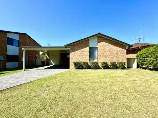 9 Lawson Crescent, TAREE House for rent Listed by Helen Palfr.