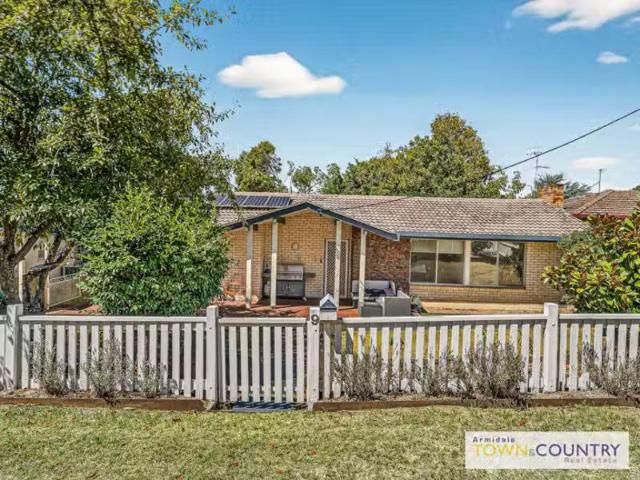 9 Laurence Avenue, ARMIDALE House for rent Listed by Ashley K.