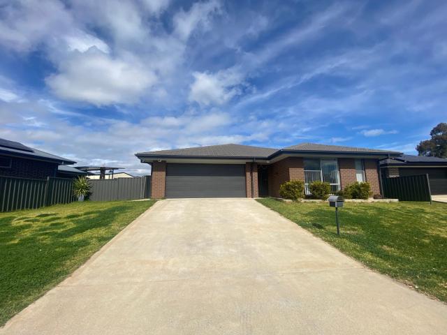 9 Lorikeet Drive, TAMWORTH NSW 2340