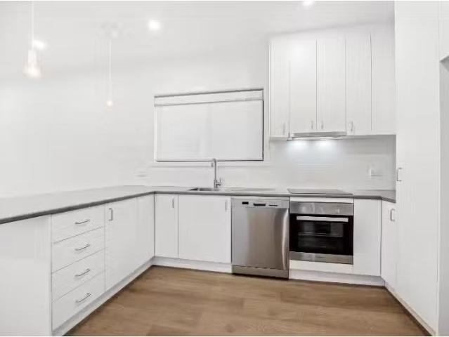 9 Park Street, Peakhurst House for rent Listed by Gareth Jone.