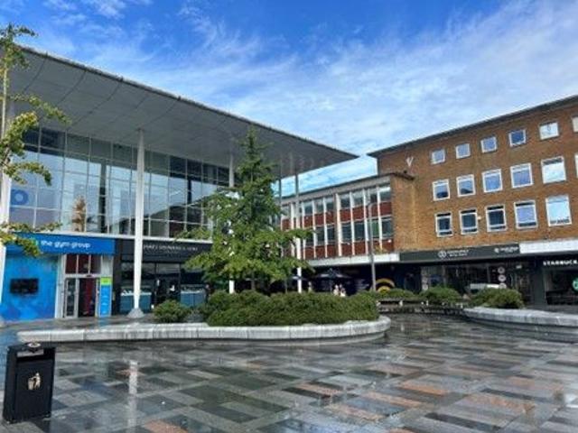 9 Queens Square, Crawley RH10, 1 bed flat to rent, £1,325 pcm | PrimeLocation