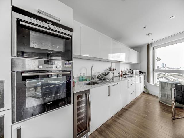 9 QUEENSLAND ROAD, ISLINGTON, LONDON N7 2 bed flat to rent £2,800 pcm £646 pw