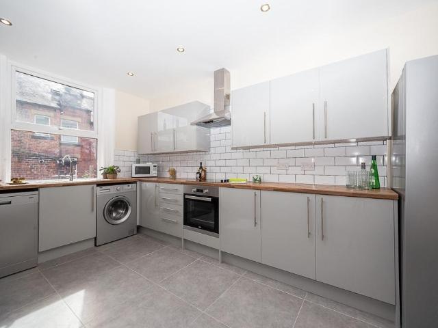 9 Richmond Avenue, Headingley, Leeds. 6 bed terraced house to rent £3,224 pcm £744 pw
