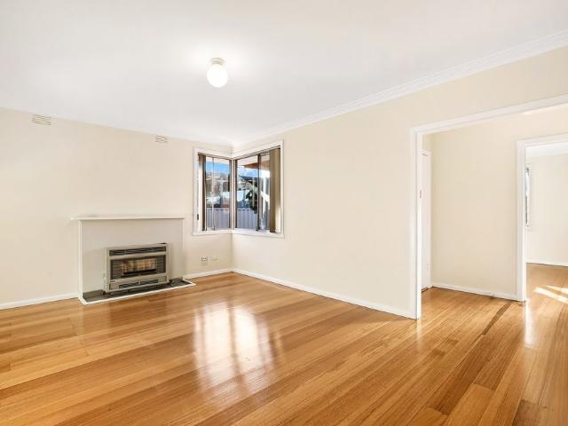 9 Robins Avenue, Reservoir VIC 3073