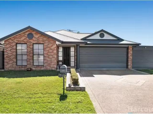 9 Streeton Drive, Metford House for rent Listed by Jessica Ba.