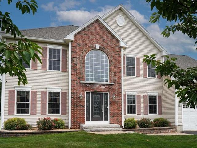 9 Shoreline Dr, Hudson, NH 03051
