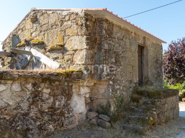 9 Terrenos urbanos com moradias em granito e 9 Terrenos rústicos