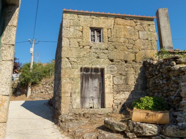9 Terrenos urbanos com moradias em granito e 9 Terrenos rústicos