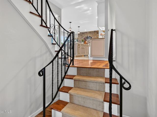 9 Valente Drive