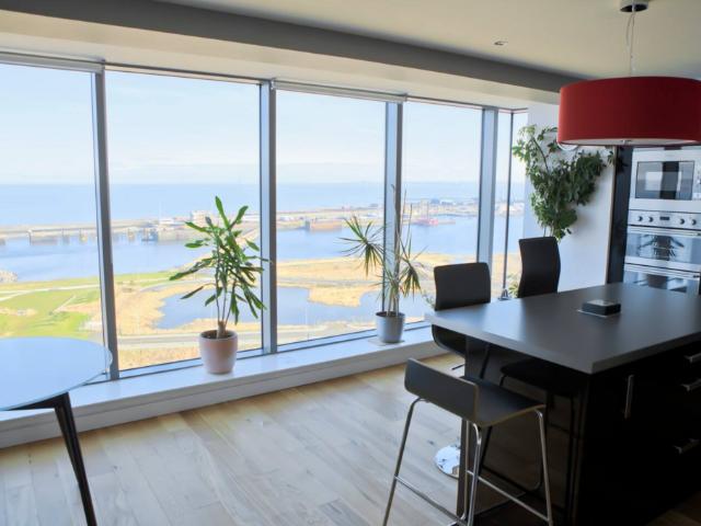 9, Western Harbour View, Edinburgh. 4 bed flat to rent £3,000 pcm £692 pw
