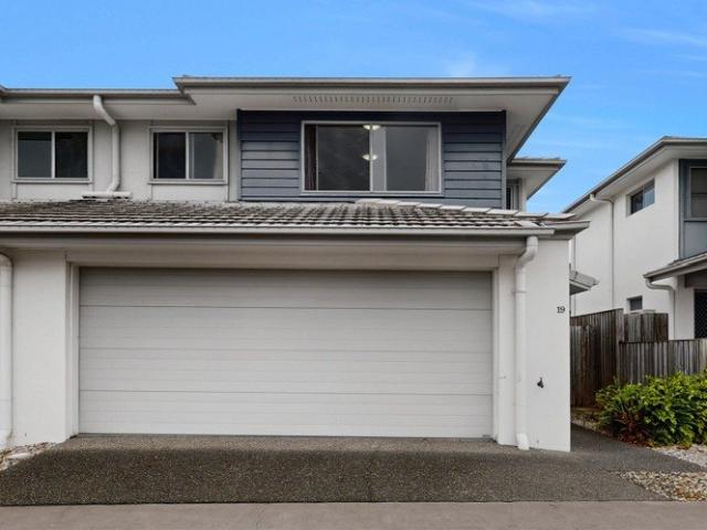 9 Year Old Townhouse ! Convenience & Comfort & Gas Cooktop