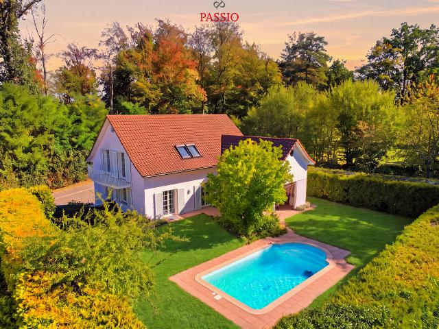 9 Zimmer Villa mit Turm und traumhaftem Garten mit Pool