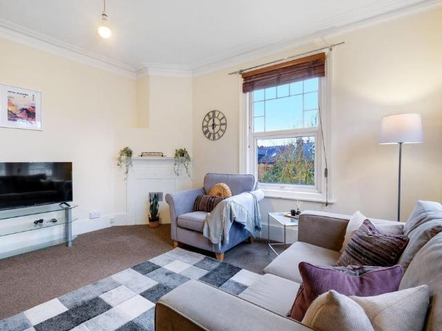 9, 11 Mountfield Road, London, N3 3NB, United Kingdom | 3 bed apartment for rent #137932779 | Rentberry