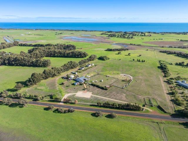 9.39ha of Space, Character & Possibility A Remarkable Rural Lifestyle Estate