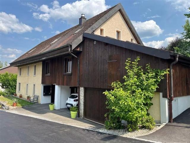 9,5 Zimmer Haus zum Verkauf im Dorf Courtételle