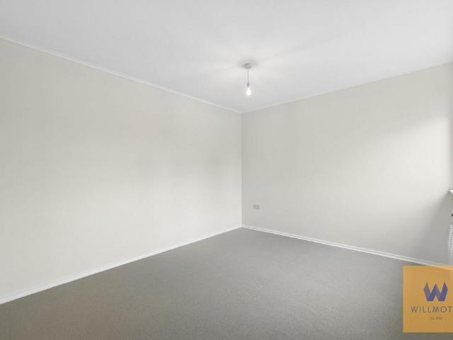 9A Stainash Parade, Kingston Road, TW18 1 bed flat to rent £1,525 pcm £352 pw