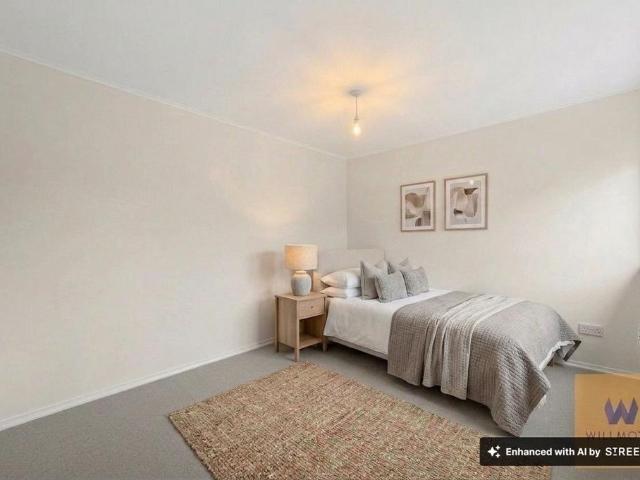 9A Stainash Parade, Kingston Road, TW18 1 bed flat to rent £1,450 pcm £335 pw