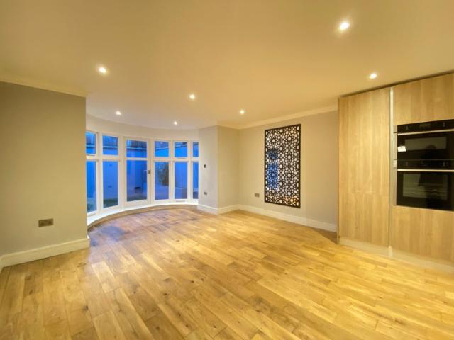 03 Bed Apartment* Ealing Broadway* W5