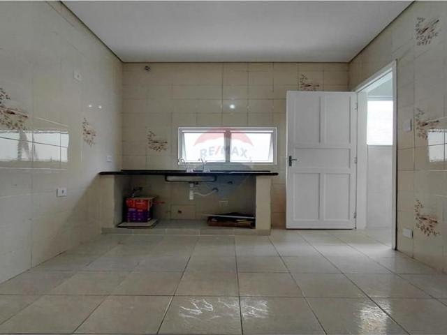 ALUGA SE CASA 02 DORMS SEM VAGA DE GARAGEM! TRATA SE DE UM IMÓVEL COM + 2 CASAS NO MESMO QUINTAL!