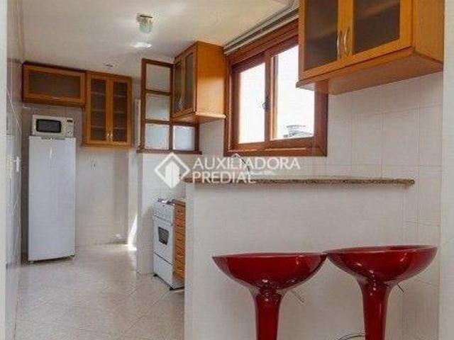 01 Dormitório com armário, cama de casal, ventilador de teto e sacada
