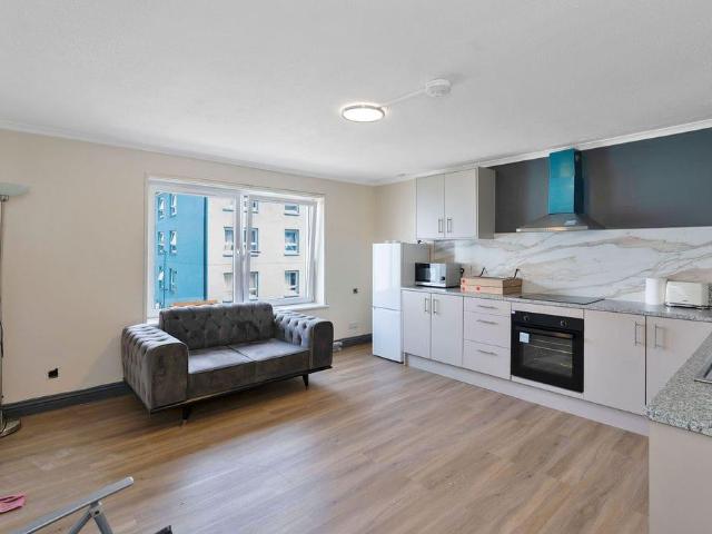0442L Viewcraig Gardens, Edinburgh. 3 bed flat to rent £2,400 pcm £554 pw