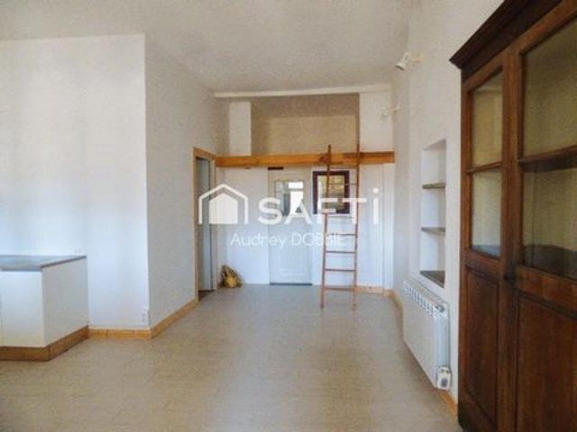 07260 Joyeuse: Appartement et murs commerciaux dans le centre historique